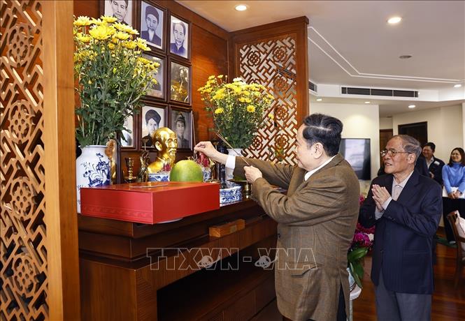 Chủ tịch Quốc hội Trần Thanh Mẫn thăm, chúc Tết nguyên Chủ tịch Quốc hội Nguyễn Sinh Hùng. Ảnh: Doãn Tấn – TTXVN