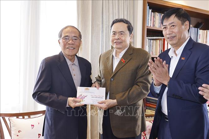 Chủ tịch Quốc hội Trần Thanh Mẫn thăm, chúc Tết nguyên Chủ tịch Quốc hội Nguyễn Sinh Hùng. Ảnh: Doãn Tấn – TTXVN