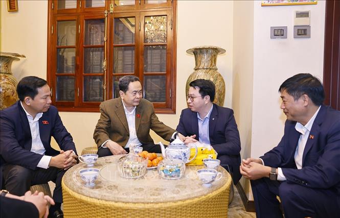 Chủ tịch Quốc hội Trần Thanh Mẫn thăm gia đình và dâng hương tưởng nhớ cố Chủ tịch nước Trần Đại Quang. Ảnh: Doãn Tấn – TTXVN