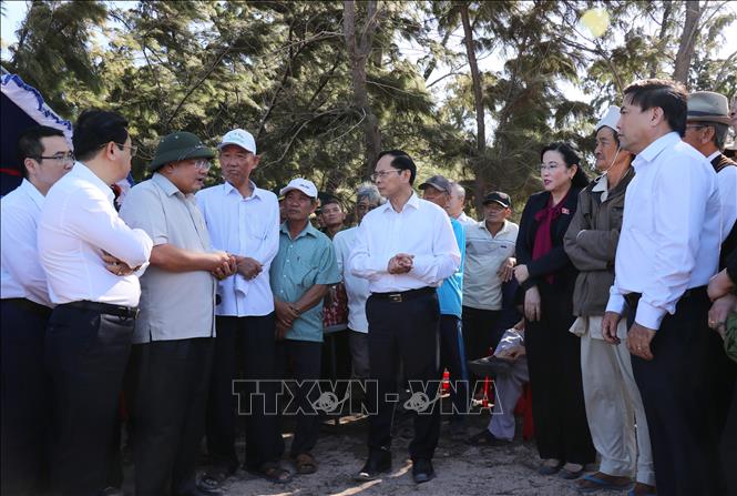 Phó Thủ tướng Bùi Thanh Sơn thăm hỏi người dân xã Vĩnh Hải (Khánh Hòa), khu vực dự kiến sẽ xây dựng dự án Nhà máy điện hạt nhân Ninh Thuận 2. Ảnh: Nguyễn Thành – TTXVN