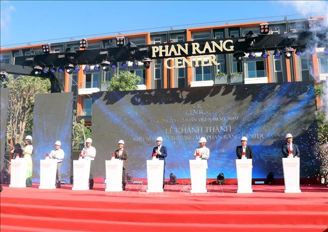 Các đại biểu thực hiện nghi thức khánh thành dự án. Ảnh: Công Thử - TTXVN