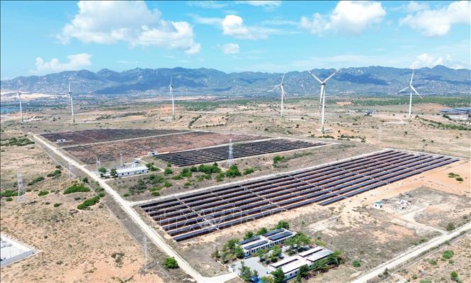 Dự án năng lượng điện gió, điện mặt trời được đầu tư trên địa bàn xã Phước Dinh (tỉnh Khánh Hòa). Ảnh: Nguyễn Thành – TTXVN