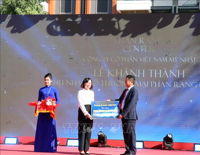 Chủ đầu tư dự án trao tặng kinh phí cho Quỹ hỗ trợ vì người nghèo ở phường Phan Rang. Ảnh: Công Thử - TTXVN