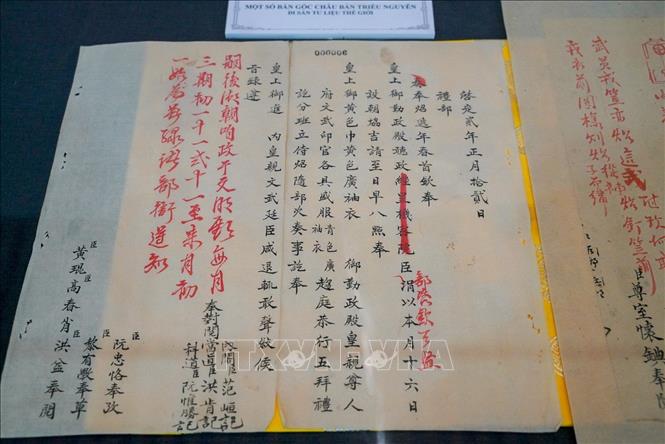 Một Châu bản triều Nguyễn - Di sản tư liệu thế giới của Việt Nam được UNESCO ghi danh được trưng bày. Ảnh: Khánh Hoà - TTXVN