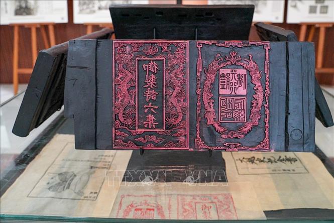 Một Mộc bản triều Nguyễn - Di sản tư liệu thế giới của Việt Nam được UNESCO ghi danh được trưng bày. Ảnh: Khánh Hoà - TTXVN
