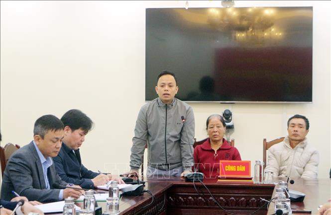 Công dân thôn Kênh, xã Thanh Lâm nêu kiến nghị với Bí thư Tỉnh ủy Ninh Bình. Ảnh: Nguyễn Chinh - TTXVN