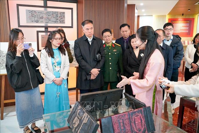 Các đại biểu tham quan không gian. Ảnh: Khánh Hoà - TTXVN
