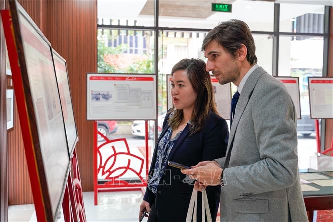 Các đại biểu tham quan không gian. Ảnh: Khánh Hoà - TTXVN
