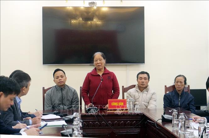 Công dân thôn Kênh, xã Thanh Lâm nêu kiến nghị với Bí thư Tỉnh ủy Ninh Bình. Ảnh: Nguyễn Chinh - TTXVN