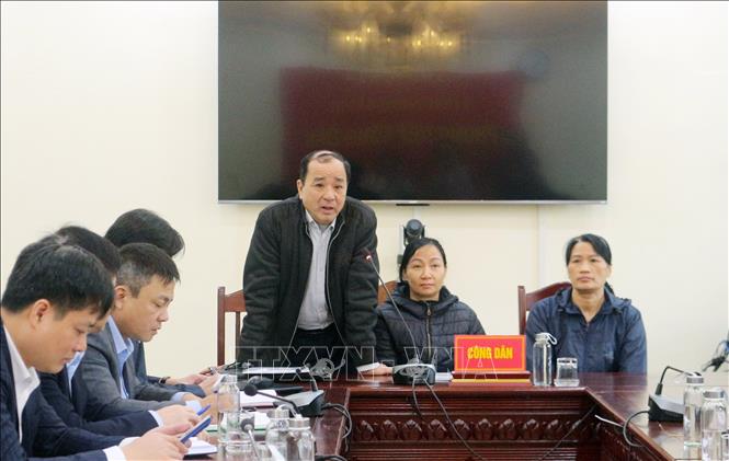 Công dân thôn Hoàng Mai Yên, xã Liêm Hà nêu kiến nghị với Bí thư Tỉnh ủy Ninh Bình. Ảnh: Nguyễn Chinh - TTXVN