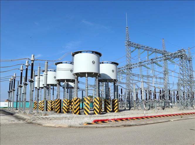 Công ty cổ phần Đầu tư xây dựng Trung Nam (Trungnam Group) đầu tư trạm biến áp để giải tỏa nguồn điện đấu nối. Ảnh: Công Thử - TTXVN