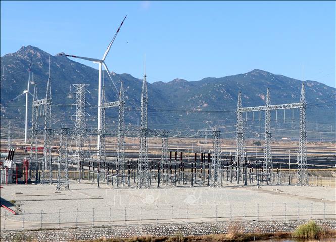 BIM Group đầu tư hạ tầng truyền tải lưới điện tại xã Thuận Nam để giải tỏa công suất điện đấu nối. Ảnh: Công Thử - TTXVN