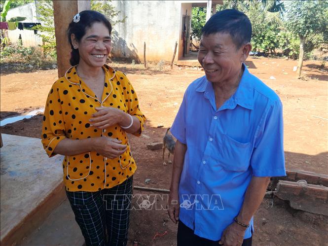 Ông Hoàng Thanh Thao, Trưởng thôn Hai Căn, xã Phú Nghĩa, tuyên truyền người dân tiểu khu 119 phát triển kinh tế, ổn định cuộc sống nơi định cư mơi. Ảnh: K GỬIH -TTXVN