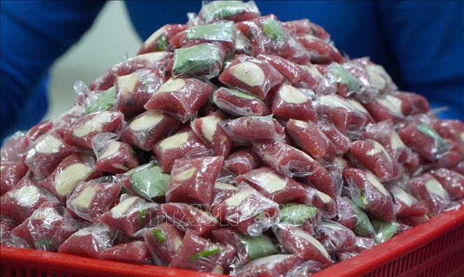 Ruột nem Lai Vung sẽ được gói trong lá chuối. Ảnh: Nhựt An - TTXVN