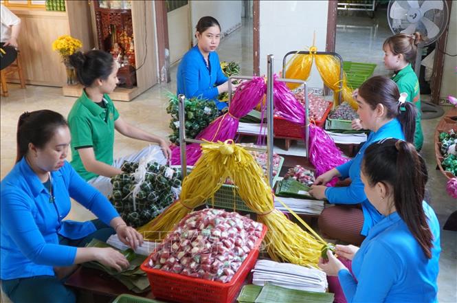 Công nhân thực hiện công đoạn gói nem. Ảnh: Nhựt An - TTXVN