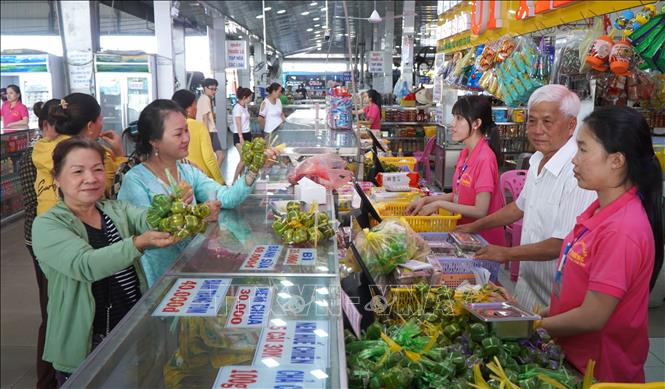 Khách hàng chọn mua nem Lai Vung tại Cơ sở sản xuất nem Út Thẳng (xã Hòa Long, tỉnh Đồng Tháp). Ảnh: Nhựt An - TTXVN