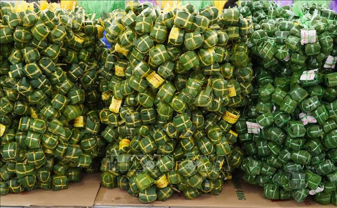 Nem Lai Vung truyền thống được gói trong lá chuối. Ảnh: Nhựt An - TTXVN