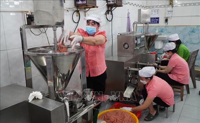 Nhiều cơ sở sản xuất nem Lai Vung đầu tư máy móc, thiết bị hiện đại nhằm tăng năng suất lao động và nâng cao chất lượng sản phẩm. Ảnh: Nhựt An - TTXVN