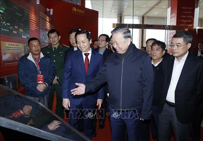 Tổng Bí thư Tô Lâm và các đại biểu tham quan không gian trưng bày ảnh về Ban Chấp hành Đảng bộ tỉnh Cao Bằng. Ảnh: Thống Nhất -TTXVN