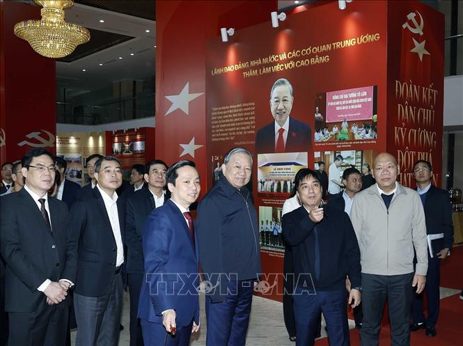 Tổng Bí thư Tô Lâm và các đại biểu tham quan không gian trưng bày ảnh về Ban Chấp hành Đảng bộ tỉnh Cao Bằng. Ảnh: Thống Nhất -TTXVN