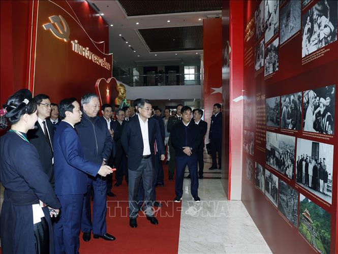 Tổng Bí thư Tô Lâm và các đại biểu tham quan không gian trưng bày ảnh về Ban Chấp hành Đảng bộ tỉnh Cao Bằng. Ảnh: Thống Nhất -TTXVN