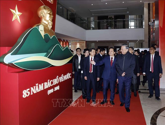 Tổng Bí thư Tô Lâm và các đại biểu xem không gian trưng bày tại cuộc làm việc với Ban Chấp hành Đảng bộ tỉnh Cao Bằng. Ảnh: Thống Nhất -TTXVN