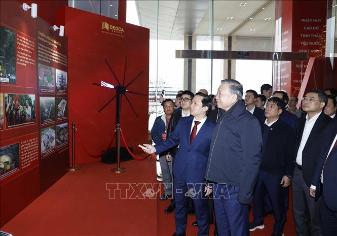 Tổng Bí thư Tô Lâm và các đại biểu tham quan không gian trưng bày ảnh về Ban Chấp hành Đảng bộ tỉnh Cao Bằng. Ảnh: Thống Nhất -TTXVN