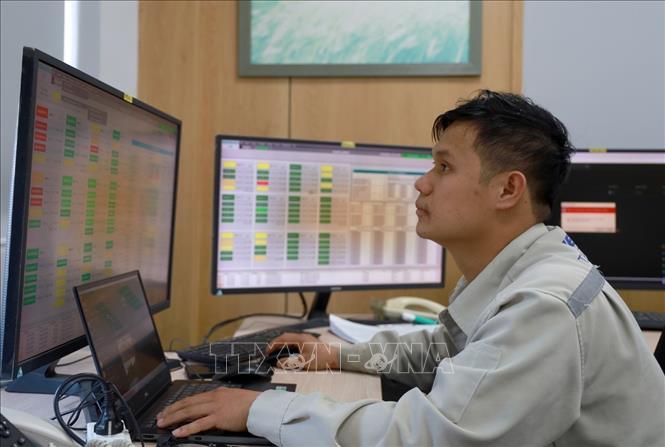 Kỹ sư nhà máy điện mặt trời Trung Nam - Thuận Nam theo dõi, giám sát vận hành phát điện. Ảnh: Xuân Triệu - TTXVN
