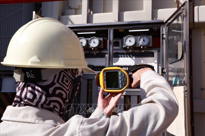 Kỹ sư nhà máy điện mặt trời Trung Nam - Thuận Nam theo dõi, giám sát vận hành phát điện. Ảnh: Xuân Triệu - TTXVN