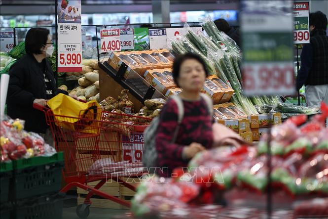 Người tiêu dùng mua hàng hóa tại siêu thị ở Seoul, Hàn Quốc. Ảnh: Yonhap/TTXVN