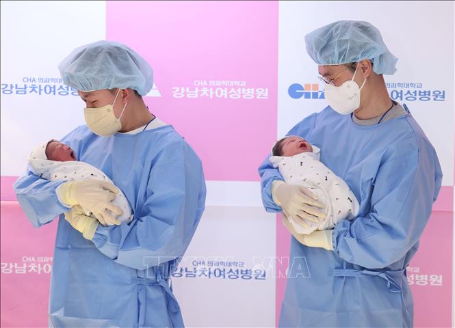 Những em bé được sinh ra trong ngày đầu tiên của năm mới tại một bệnh viện ở Seoul, Hàn Quốc ngày 1/1/2026. Ảnh: Yonhap/TTXVN
