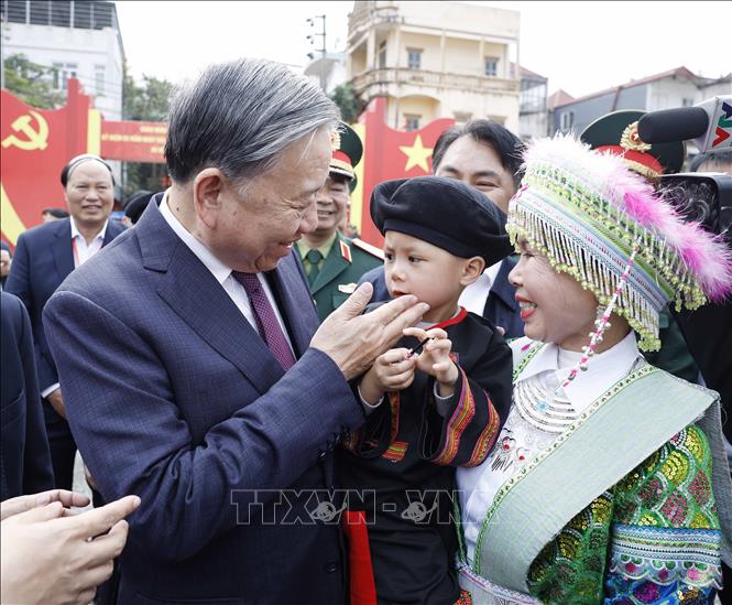 Tổng Bí thư Tô Lâm với nhân dân các dân tộc tỉnh Cao Bằng. Ảnh: Thống Nhất -TTXVN