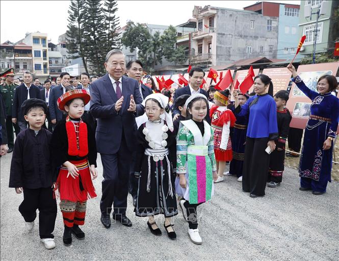 Tổng Bí thư Tô Lâm với nhân dân các dân tộc tỉnh Cao Bằng. Ảnh: Thống Nhất -TTXVN