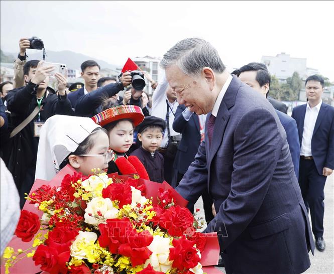 Các cháu thiếu nhi tỉnh Cao Bằng tặng hoa Tổng Bí thư Tô Lâm. Ảnh: Thống Nhất -TTXVN