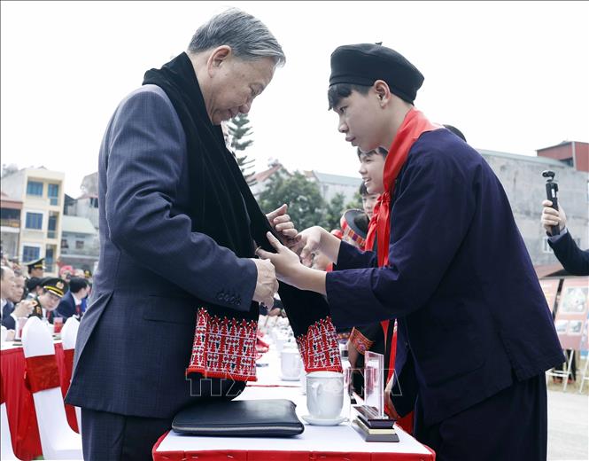 Học sinh tỉnh Cao Bằng tặng khăn Tổng Bí thư Tô Lâm. Ảnh: Thống Nhất -TTXVN
