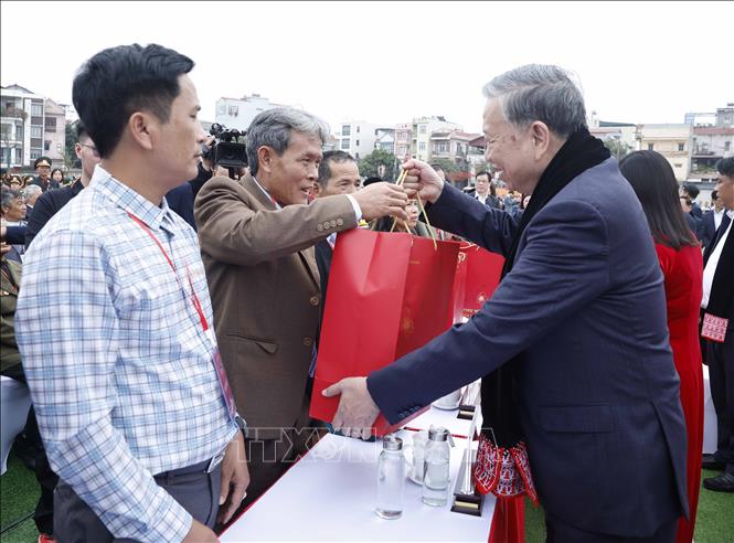 Tổng Bí thư Tô Lâm tặng quà cho nhân dân các dân tộc tỉnh Cao Bằng. Ảnh: Thống Nhất - TTXVN