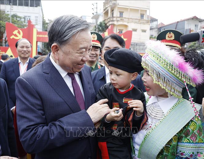 Tổng Bí thư Tô Lâm với nhân dân các dân tộc tỉnh Cao Bằng. Ảnh: Thống Nhất - TTXVN