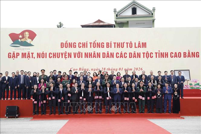 Tổng Bí thư Tô Lâm và đại biểu với nhân dân các dân tộc tỉnh Cao Bằng. Ảnh: Thống Nhất - TTXVN