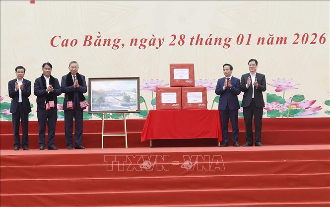 Tổng Bí thư Tô Lâm trao tặng quà cho Ban Chấp hành Đảng bộ tỉnh Cao Bằng và khoản hỗ trợ 50 tỷ đồng cho tỉnh đầu tư xây dựng mới Trường Tiểu học Nùng Trí Cao. Ảnh: Thống Nhất - TTXVN