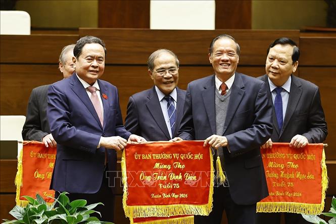 Chủ tịch Quốc hội Trần Thanh Mẫn tặng bức trướng mừng thọ nguyên lãnh đạo Quốc hội qua các thời kỳ. Ảnh: Doãn Tấn - TTXVN