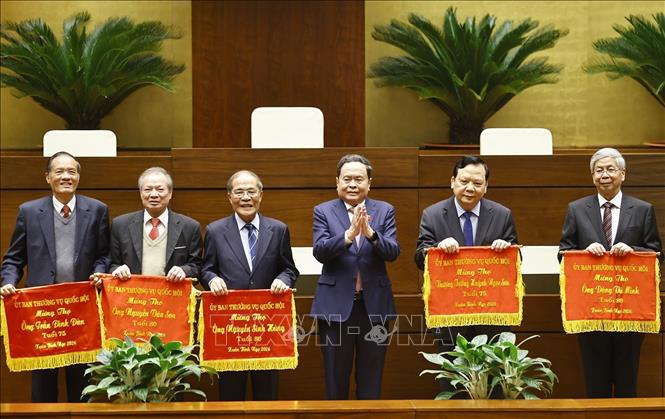 Chủ tịch Quốc hội Trần Thanh Mẫn tặng bức trướng mừng thọ nguyên lãnh đạo Quốc hội qua các thời kỳ. Ảnh: Doãn Tấn - TTXVN