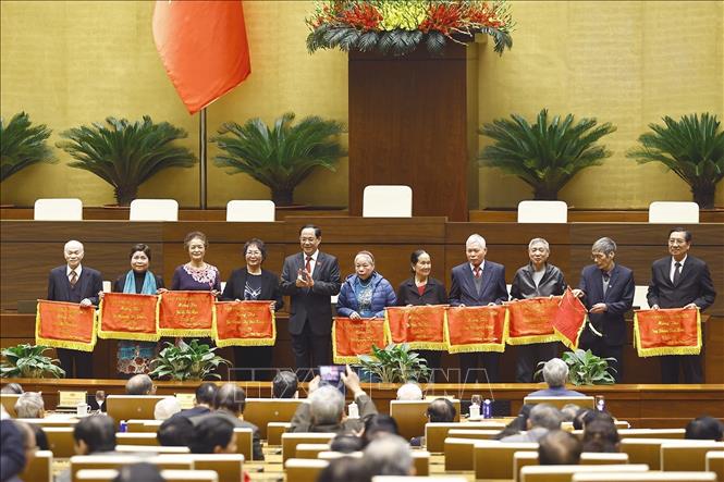 Phó Chủ tịch Quốc hội Trần Quang Phương tặng bức trướng mừng thọ nguyên lãnh đạo Quốc hội qua các thời kỳ. Ảnh: Doãn Tấn - TTXVN