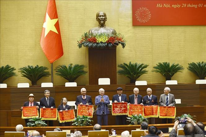 Phó Chủ tịch Thường trực Quốc hội Đỗ Văn Chiến tặng bức trướng mừng thọ nguyên lãnh đạo Quốc hội qua các thời kỳ. Ảnh: Doãn Tấn - TTXVN