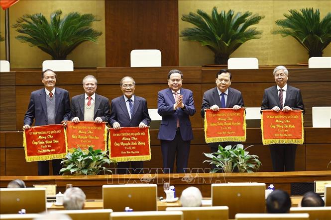 Chủ tịch Quốc hội Trần Thanh Mẫn tặng bức trướng mừng thọ nguyên lãnh đạo Quốc hội qua các thời kỳ. Ảnh: Doãn Tấn - TTXVN
