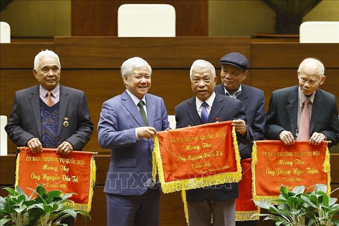 Phó Chủ tịch Thường trực Quốc hội Đỗ Văn Chiến tặng bức trướng mừng thọ nguyên lãnh đạo Quốc hội qua các thời kỳ. Ảnh: Doãn Tấn - TTXVN