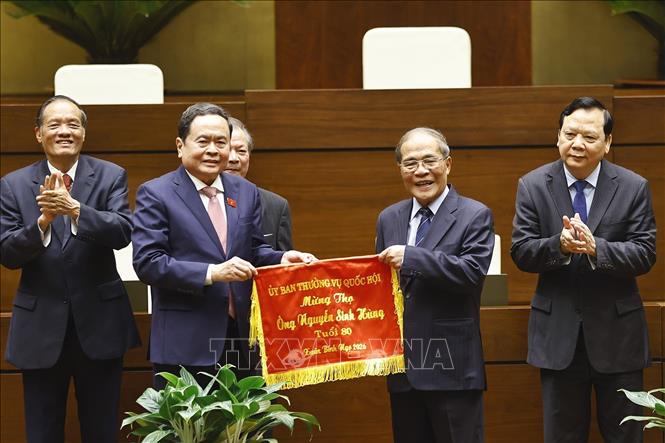Chủ tịch Quốc hội Trần Thanh Mẫn trao bức trướng mừng thọ của Uỷ ban Thường vụ Quốc hội tặng nguyên Chủ tịch Quốc hội Nguyễn Sinh Hùng. Ảnh: Doãn Tấn - TTXVN