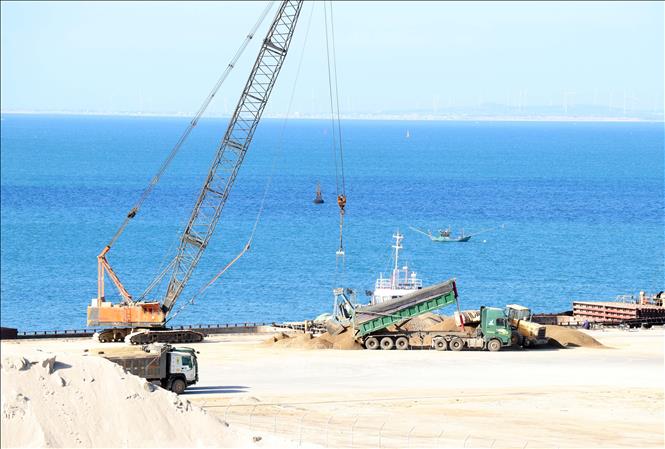 Dự án Nhà máy nhiệt điện LNG Cà Ná nằm gần Cảng biển tổng hợp và khu công nghiệp Cà Ná. Ảnh: Công Thử - TTXVN