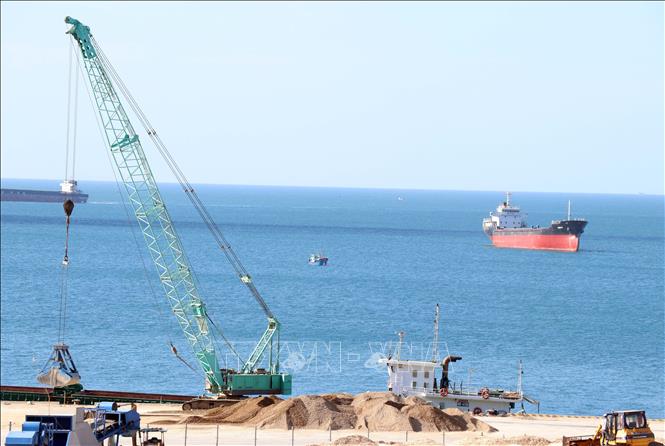 Dự án Nhà máy nhiệt điện LNG Cà Ná nằm gần Cảng biển tổng hợp và khu công nghiệp Cà Ná (xã Cà Ná). Ảnh: Công Thử - TTXVN