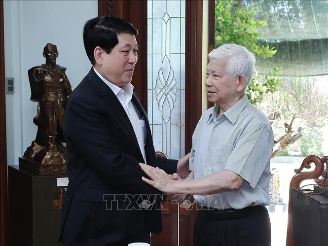 Chủ tịch nước Lương Cường thăm hỏi, chúc Tết nguyên Chủ tịch nước Nguyễn Minh Triết. Ảnh: Lâm Khánh – TTXVN