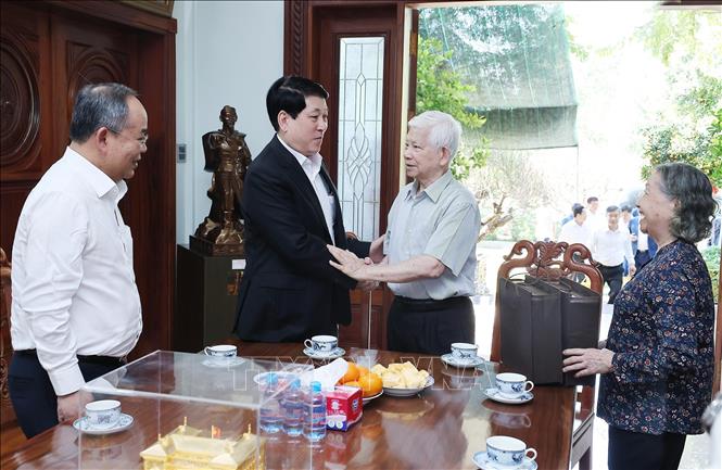 Chủ tịch nước Lương Cường thăm hỏi, chúc Tết nguyên Chủ tịch nước Nguyễn Minh Triết. Ảnh: Lâm Khánh – TTXVN